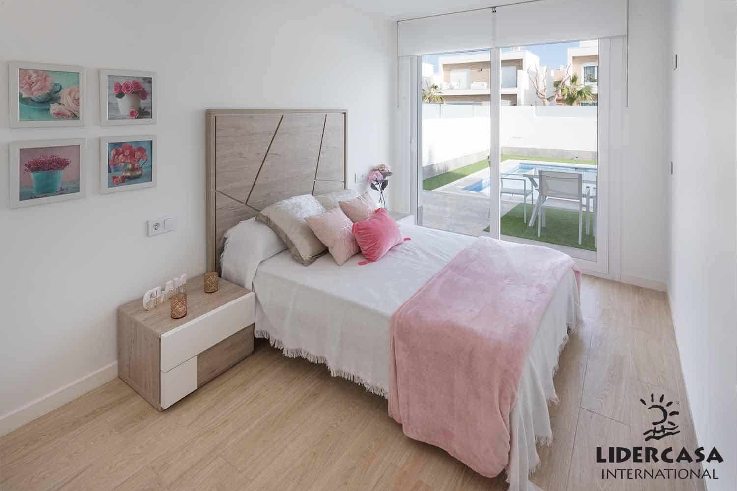 3 soveværelse Semi-Rækkehus til salg i San Pedro del Pinatar med swimmingpool - € 389.000 (Ref: 9450728)