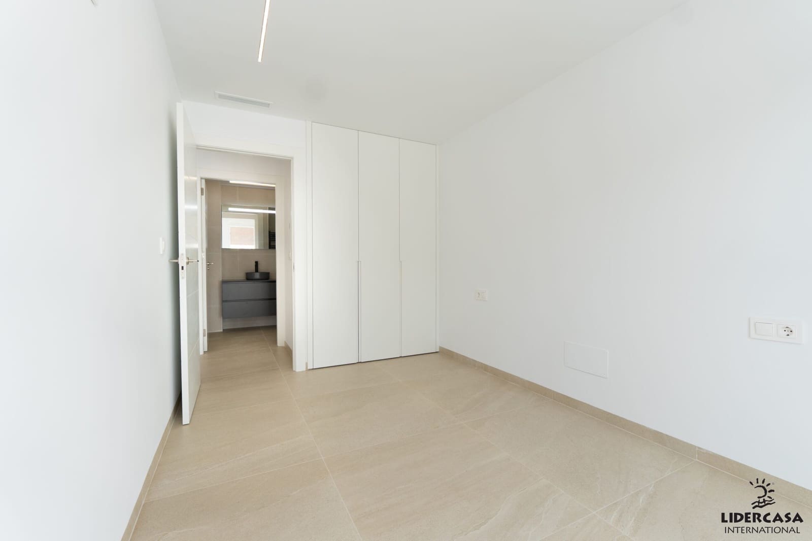 3 soveværelse Semi-Rækkehus til salg i San Pedro del Pinatar med swimmingpool - € 389.000 (Ref: 9450728)