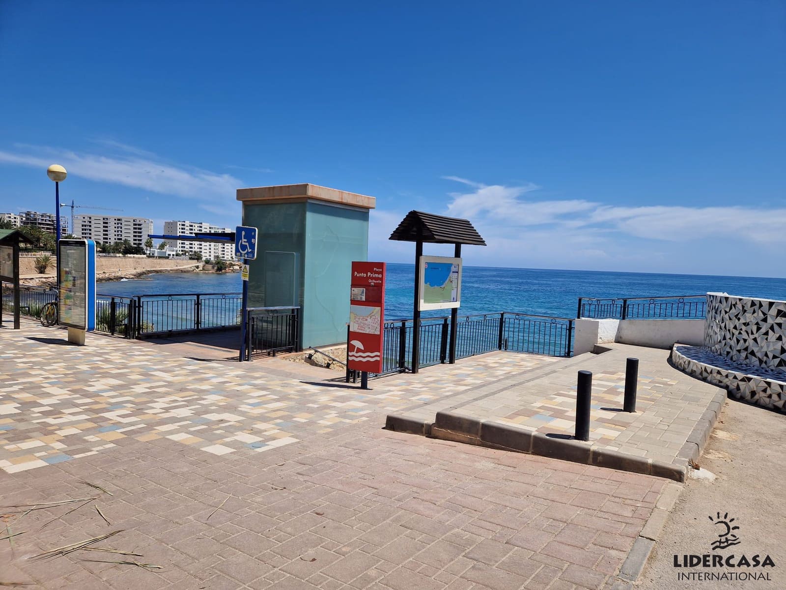 4 sypialnia Dom szeregowy na sprzedaż w Orihuela Costa z basenem garażem - 630 000 € (Ref: 9450730)