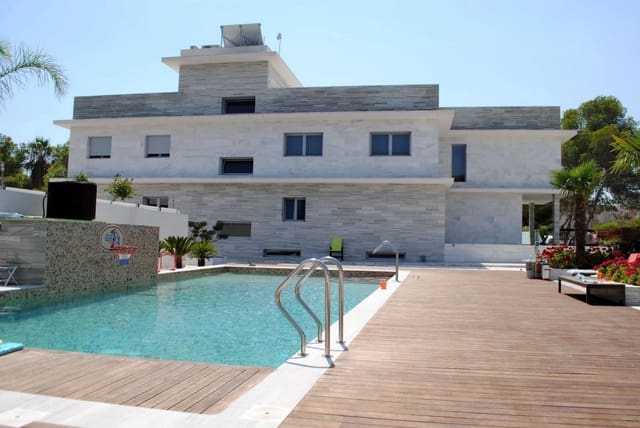 Chalet de 8 habitaciones en Dehesa de Campoamor, Orihuela en venta con piscina garaje - 1.400.000 € (Ref: 9450797)