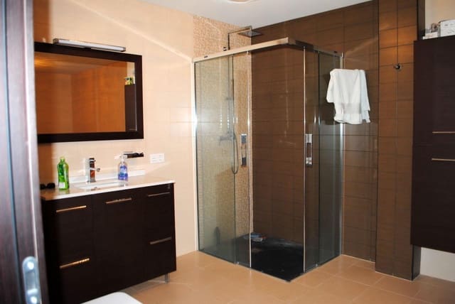 Chalet de 8 habitaciones en Dehesa de Campoamor, Orihuela en venta con piscina garaje - 1.400.000 € (Ref: 9450797)