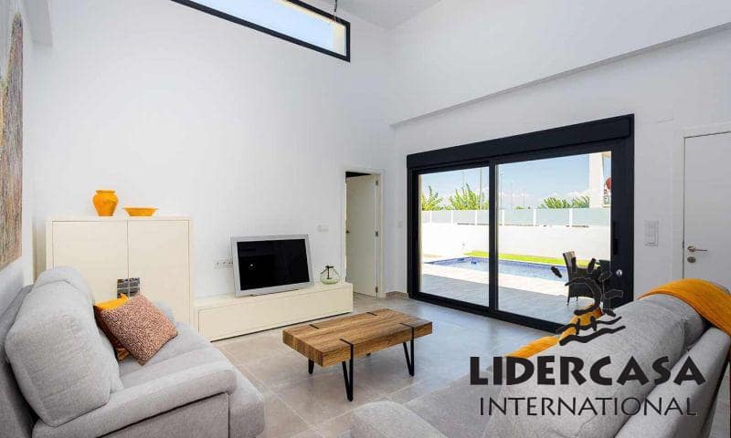 Adosado de 3 habitaciones en Daya Nueva en venta con piscina garaje - 399.900 € (Ref: 9466117)