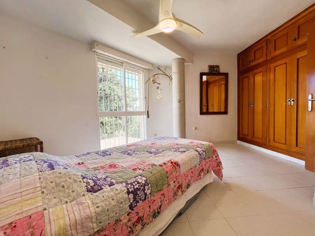 Chalet de 5 habitaciones en Dehesa de Campoamor, Orihuela en venta con garaje - 890.000 € (Ref: 9471327)