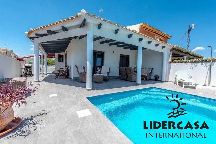 3 slaapkamer Villa te koop in Punta Prima met zwembad garage - € 695.000 (Ref: 9473239)