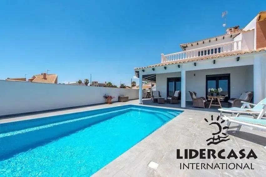 3 slaapkamer Villa te koop in Punta Prima met zwembad garage - € 695.000 (Ref: 9473239)