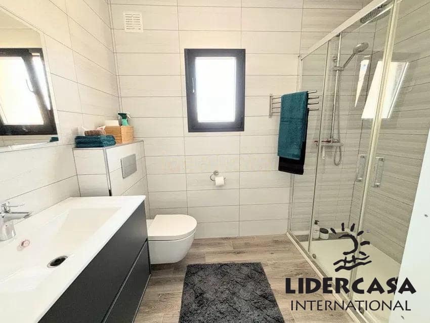 3 slaapkamer Villa te koop in Punta Prima met zwembad garage - € 695.000 (Ref: 9473239)