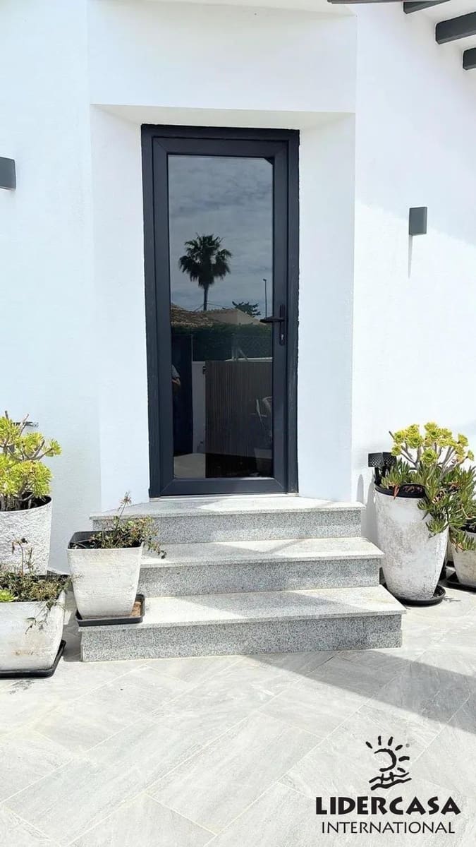 3 slaapkamer Villa te koop in Punta Prima met zwembad garage - € 695.000 (Ref: 9473239)