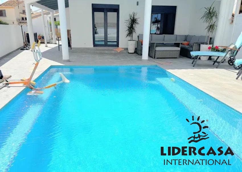 3 slaapkamer Villa te koop in Punta Prima met zwembad garage - € 695.000 (Ref: 9473239)