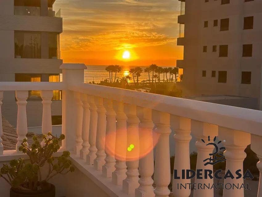 3 slaapkamer Villa te koop in Punta Prima met zwembad garage - € 695.000 (Ref: 9473239)