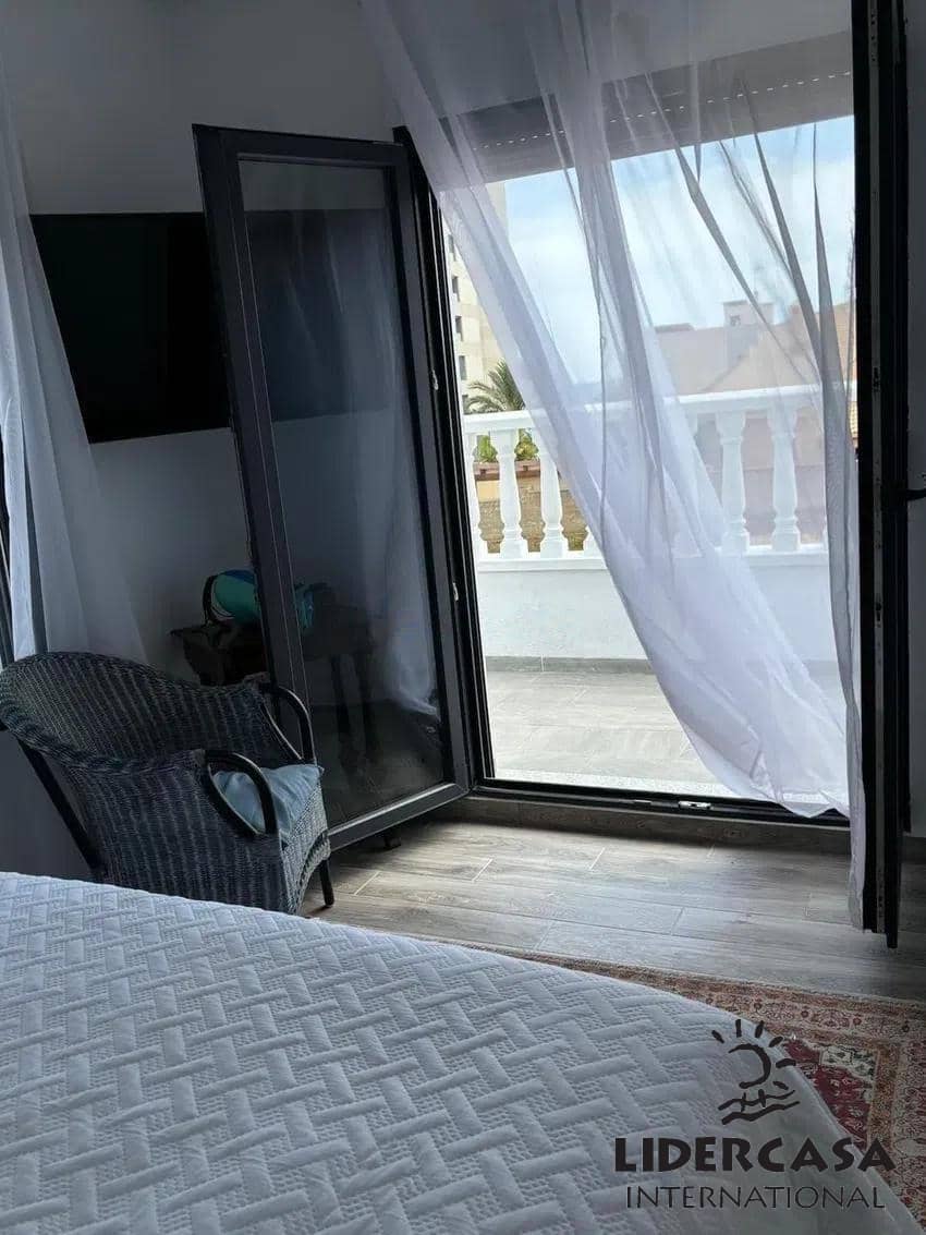 3 slaapkamer Villa te koop in Punta Prima met zwembad garage - € 695.000 (Ref: 9473239)