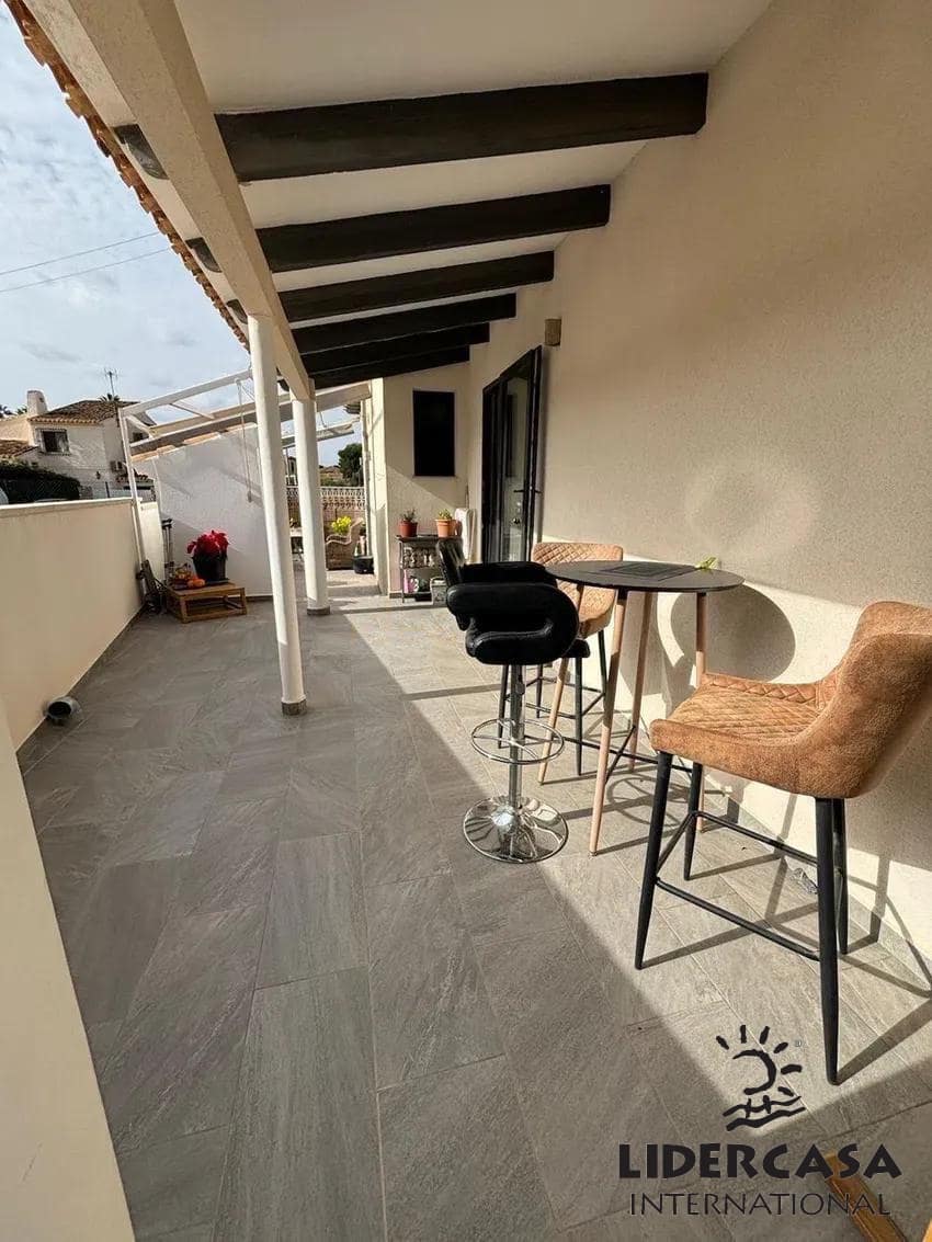 3 slaapkamer Villa te koop in Punta Prima met zwembad garage - € 695.000 (Ref: 9473239)