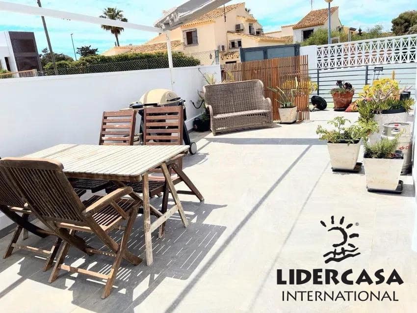 3 slaapkamer Villa te koop in Punta Prima met zwembad garage - € 695.000 (Ref: 9473239)