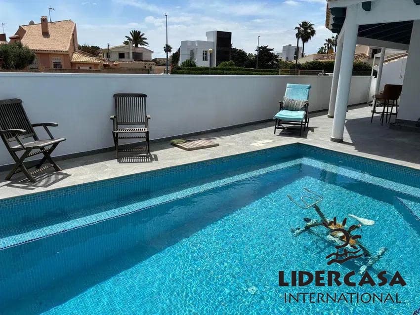 3 slaapkamer Villa te koop in Punta Prima met zwembad garage - € 695.000 (Ref: 9473239)