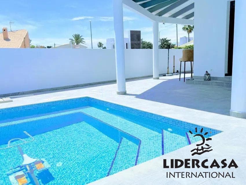 3 slaapkamer Villa te koop in Punta Prima met zwembad garage - € 695.000 (Ref: 9473239)