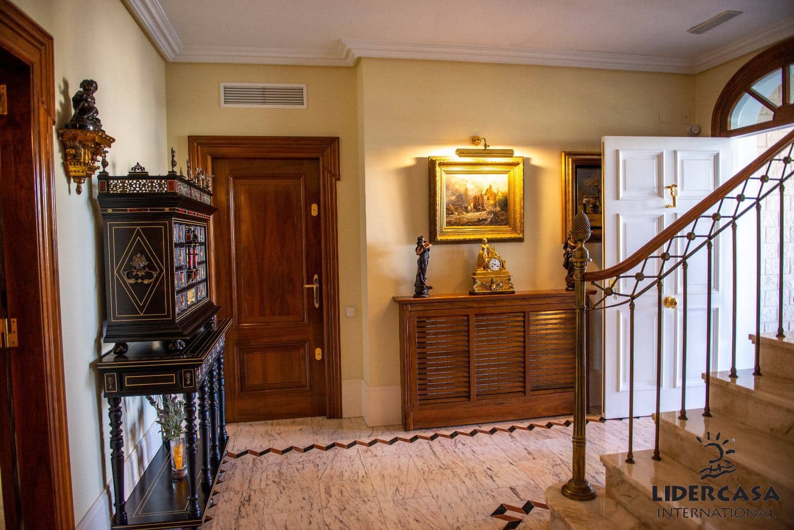 5 makuuhuone Huvila myytävänä paikassa San Pedro del Pinatar mukana uima-altaan 
autotalli - 1 500 000 € (Ref: 9473244)