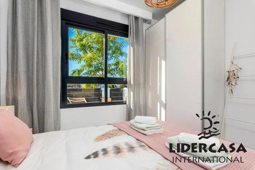 Apartamento para venda em Torre de la Horadada com piscina - 249 000 € (Ref: 9473257)