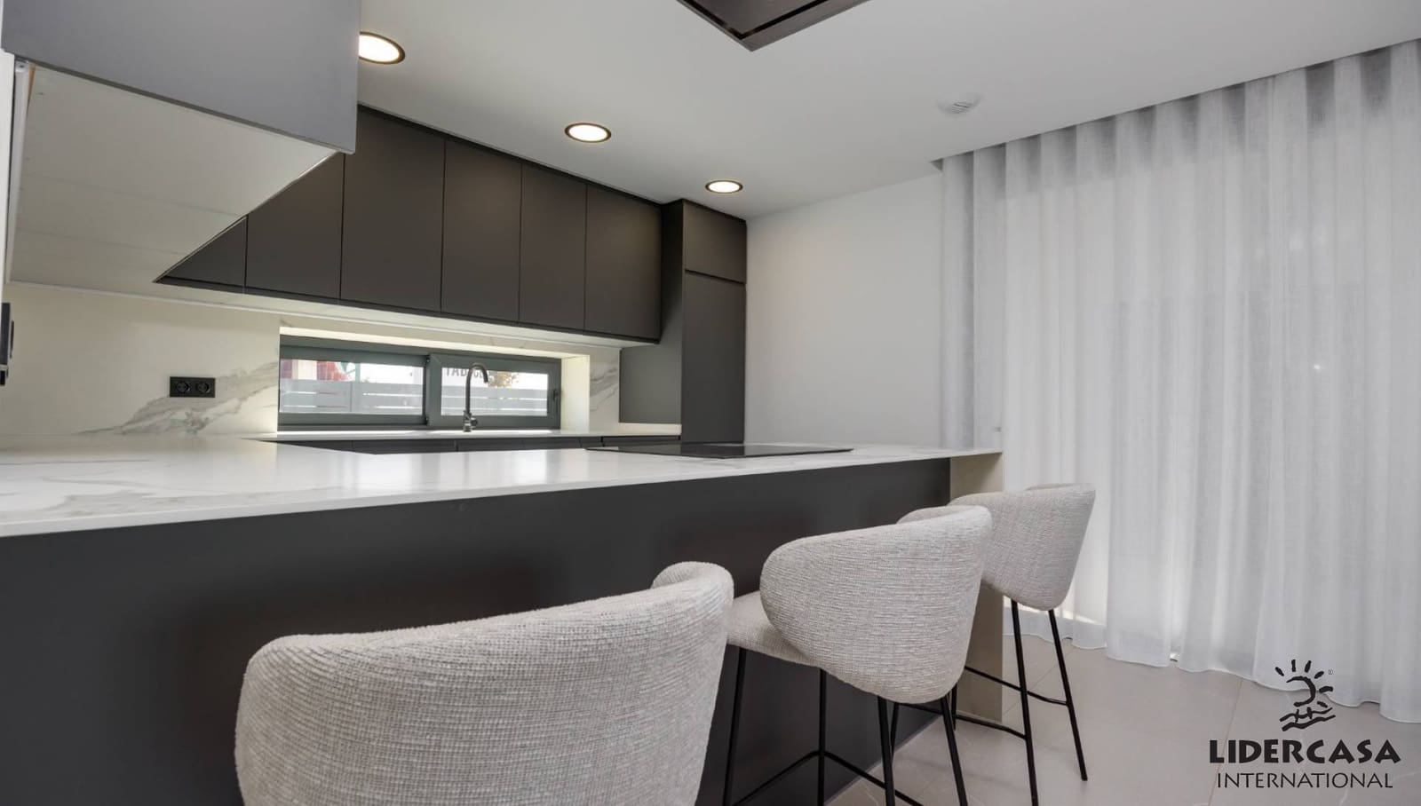 3 soverom Rekkehus til salgs i Torrevieja med svømmebasseng garasje - € 595 000 (Ref: 9473258)