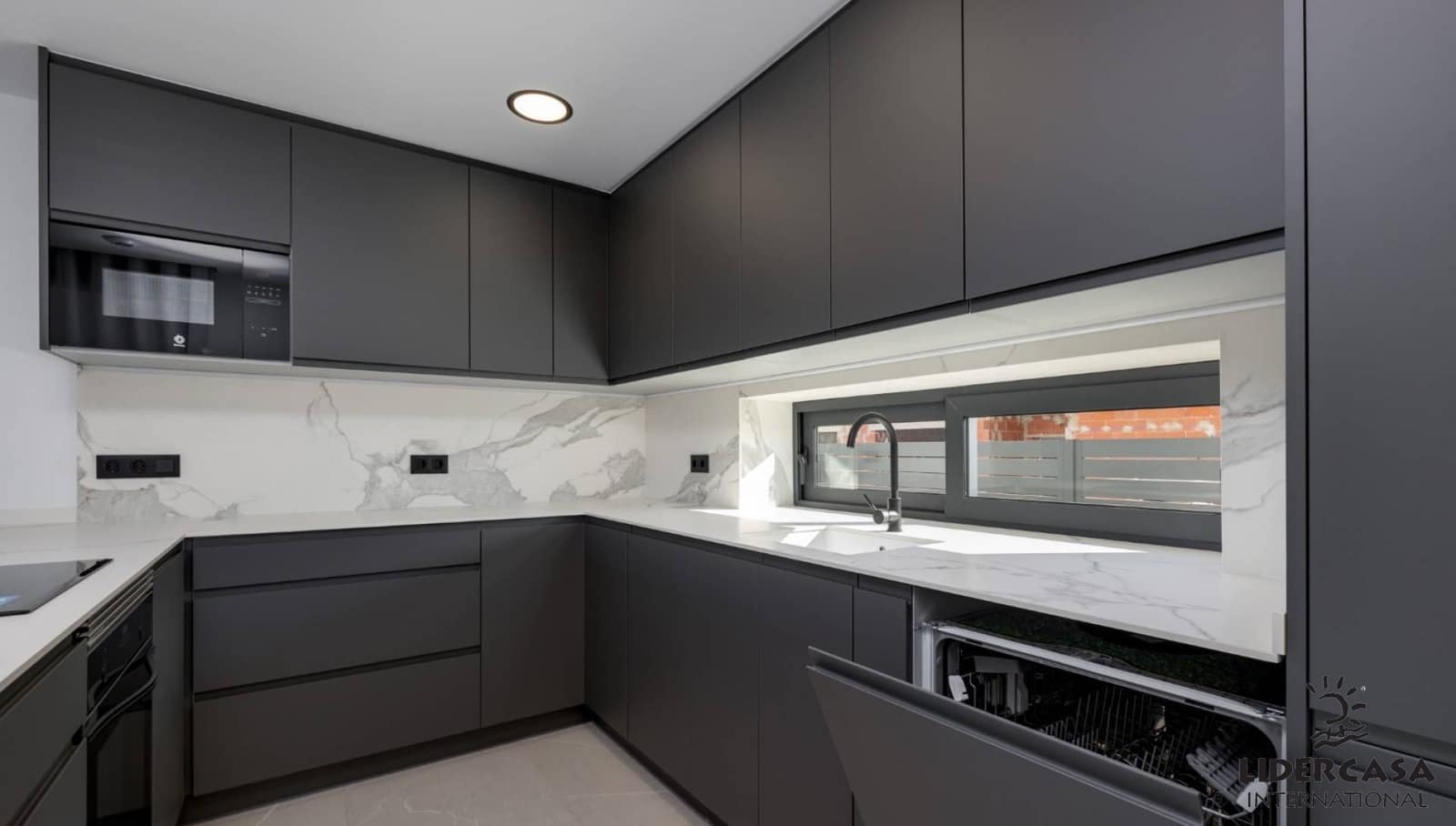 3 soverom Rekkehus til salgs i Torrevieja med svømmebasseng garasje - € 595 000 (Ref: 9473258)