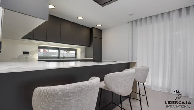 3 makuuhuone Rivitalo myytävänä paikassa Parque Acuático - Sector 25, Torrevieja mukana uima-altaan 
autotalli - 595 000 € (Ref: 9473258)