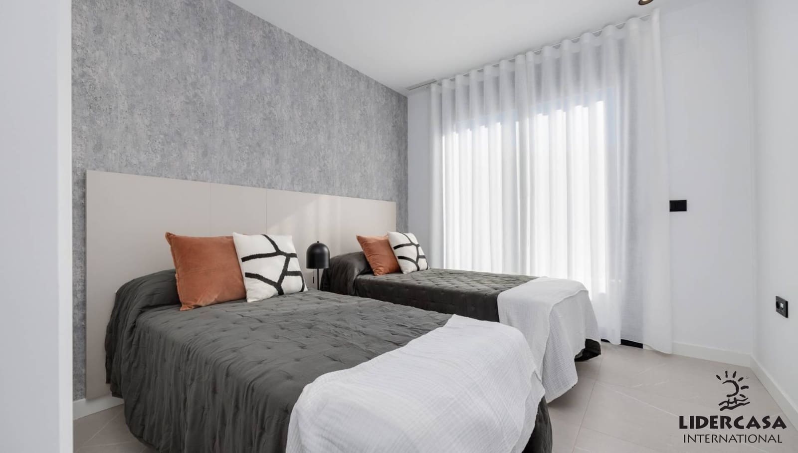 3 soverom Rekkehus til salgs i Torrevieja med svømmebasseng garasje - € 595 000 (Ref: 9473258)