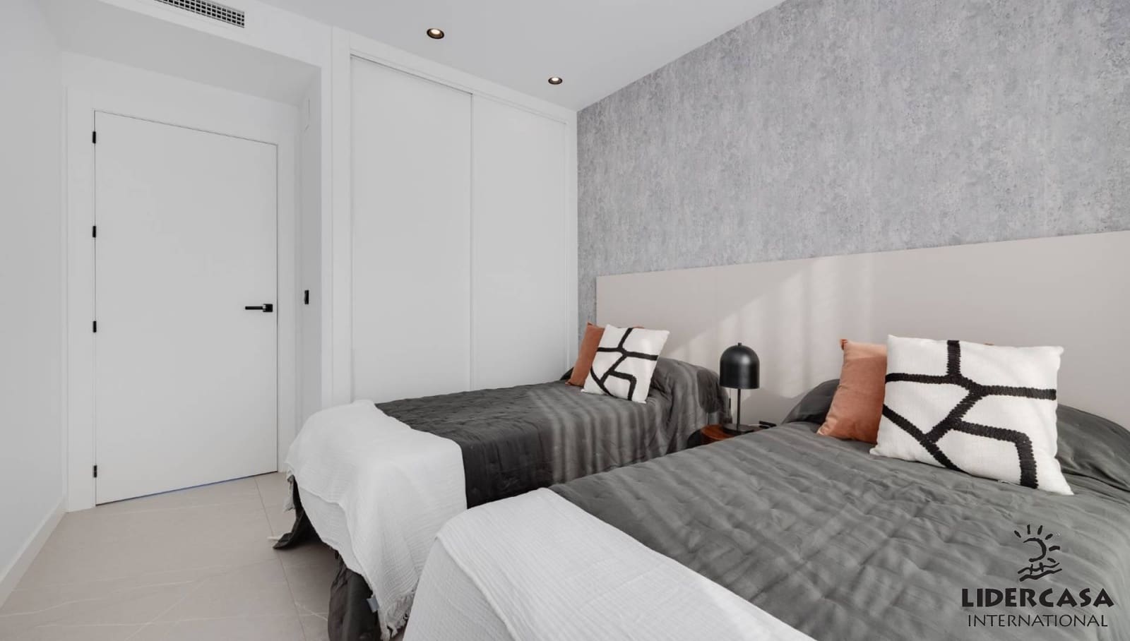 3 soverom Rekkehus til salgs i Torrevieja med svømmebasseng garasje - € 595 000 (Ref: 9473258)