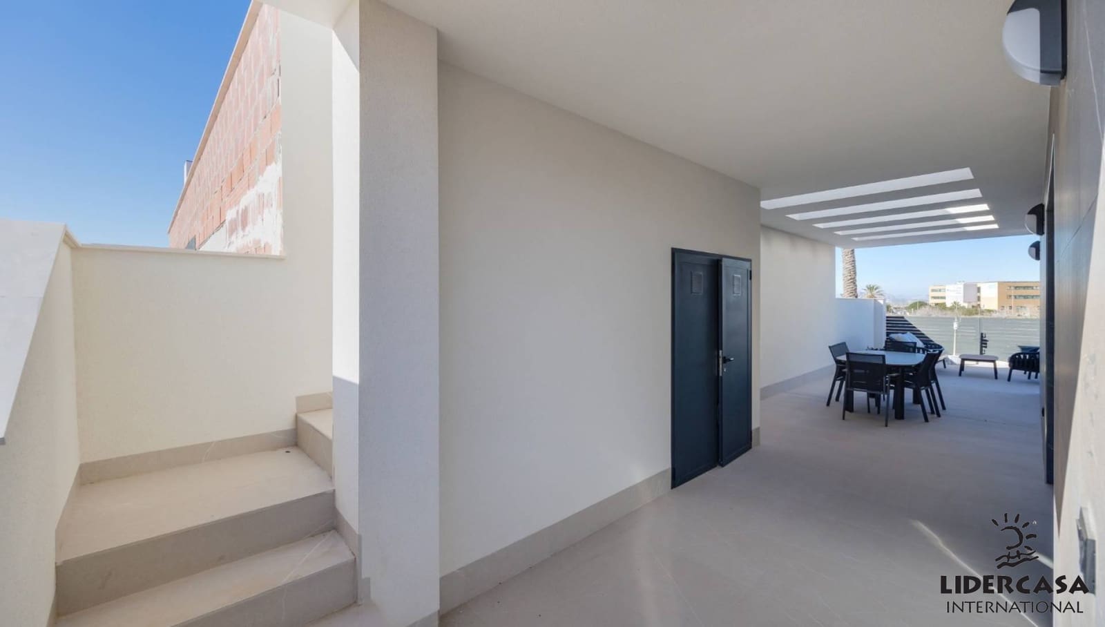 3 soverom Rekkehus til salgs i Torrevieja med svømmebasseng garasje - € 595 000 (Ref: 9473258)