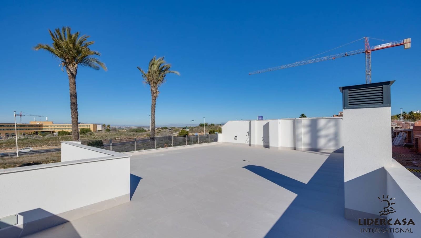3 soverom Rekkehus til salgs i Torrevieja med svømmebasseng garasje - € 595 000 (Ref: 9473258)