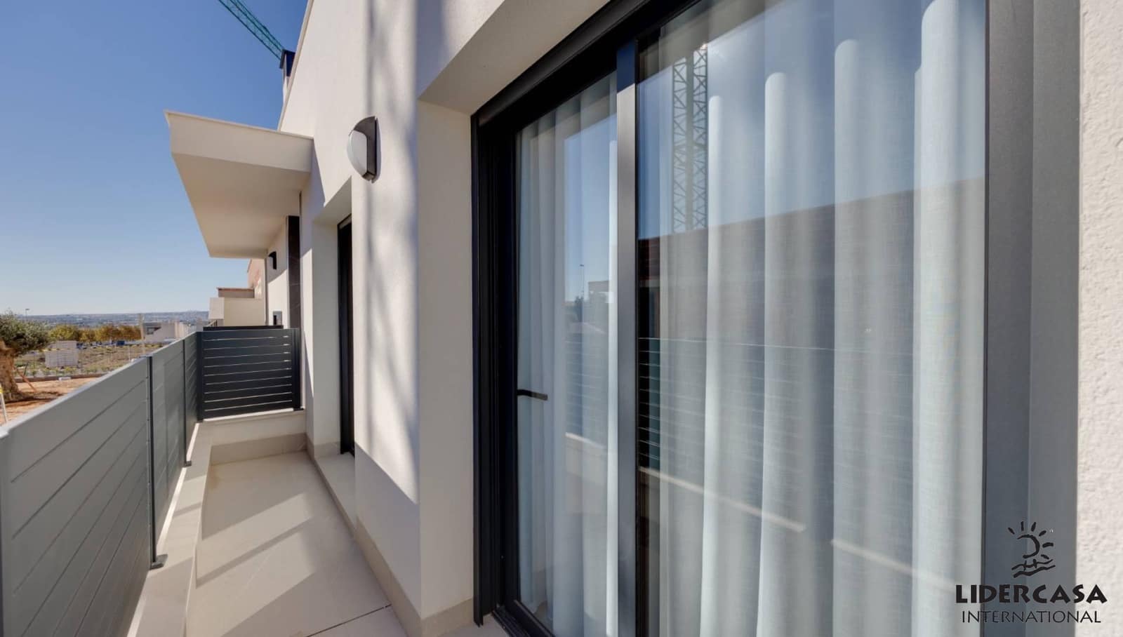 3 soverom Rekkehus til salgs i Torrevieja med svømmebasseng garasje - € 595 000 (Ref: 9473258)