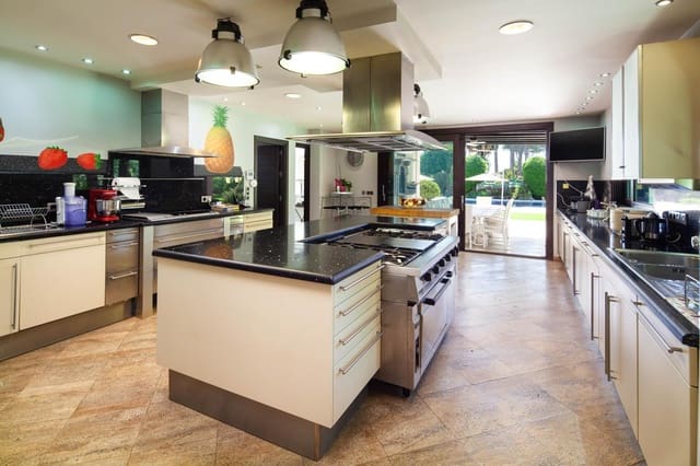 8 slaapkamer Villa te koop in El Paraiso, Estepona met zwembad garage - € 13.500.000 (Ref: 8859905)