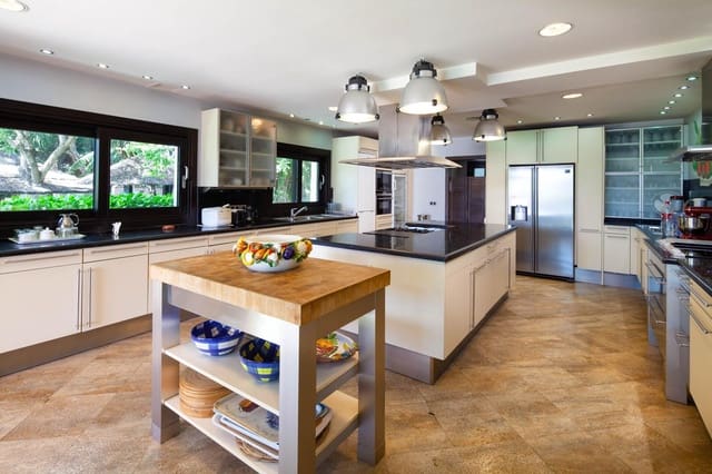 8 slaapkamer Villa te koop in El Paraiso, Estepona met zwembad garage - € 13.500.000 (Ref: 8859905)