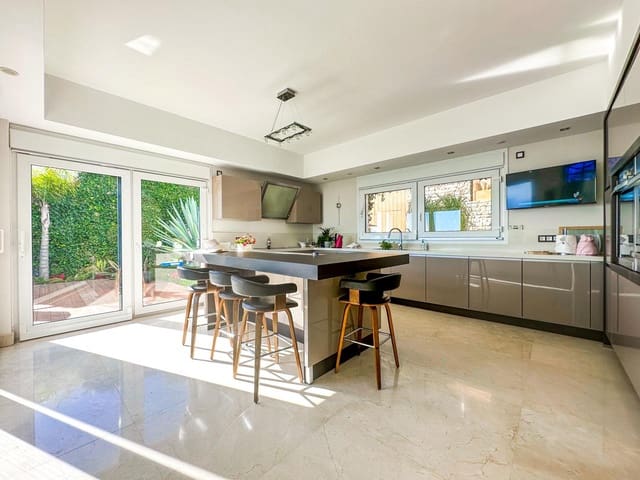 5 quarto Moradia para venda em Chullera, Manilva com piscina garagem - 3 295 000 € (Ref: 8860177)