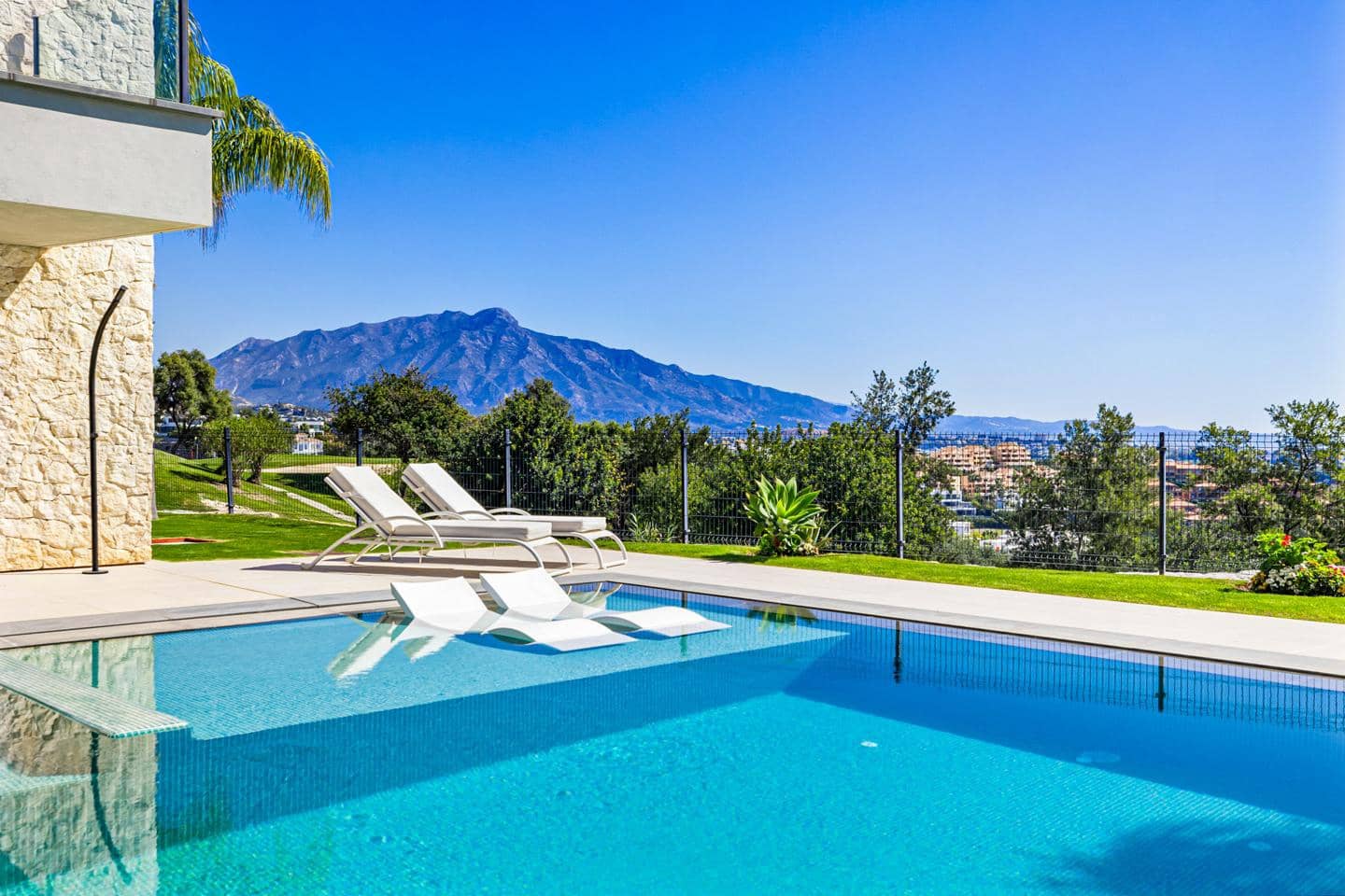 5 quarto Moradia para venda em Benahavis com piscina garagem - 4 950 000 € (Ref: 8924793)