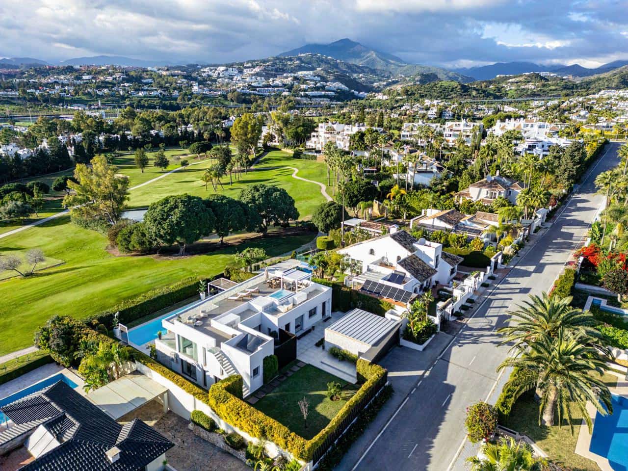 6 slaapkamer Villa te koop in Marbella met zwembad garage - € 3.995.000 (Ref: 8925332)