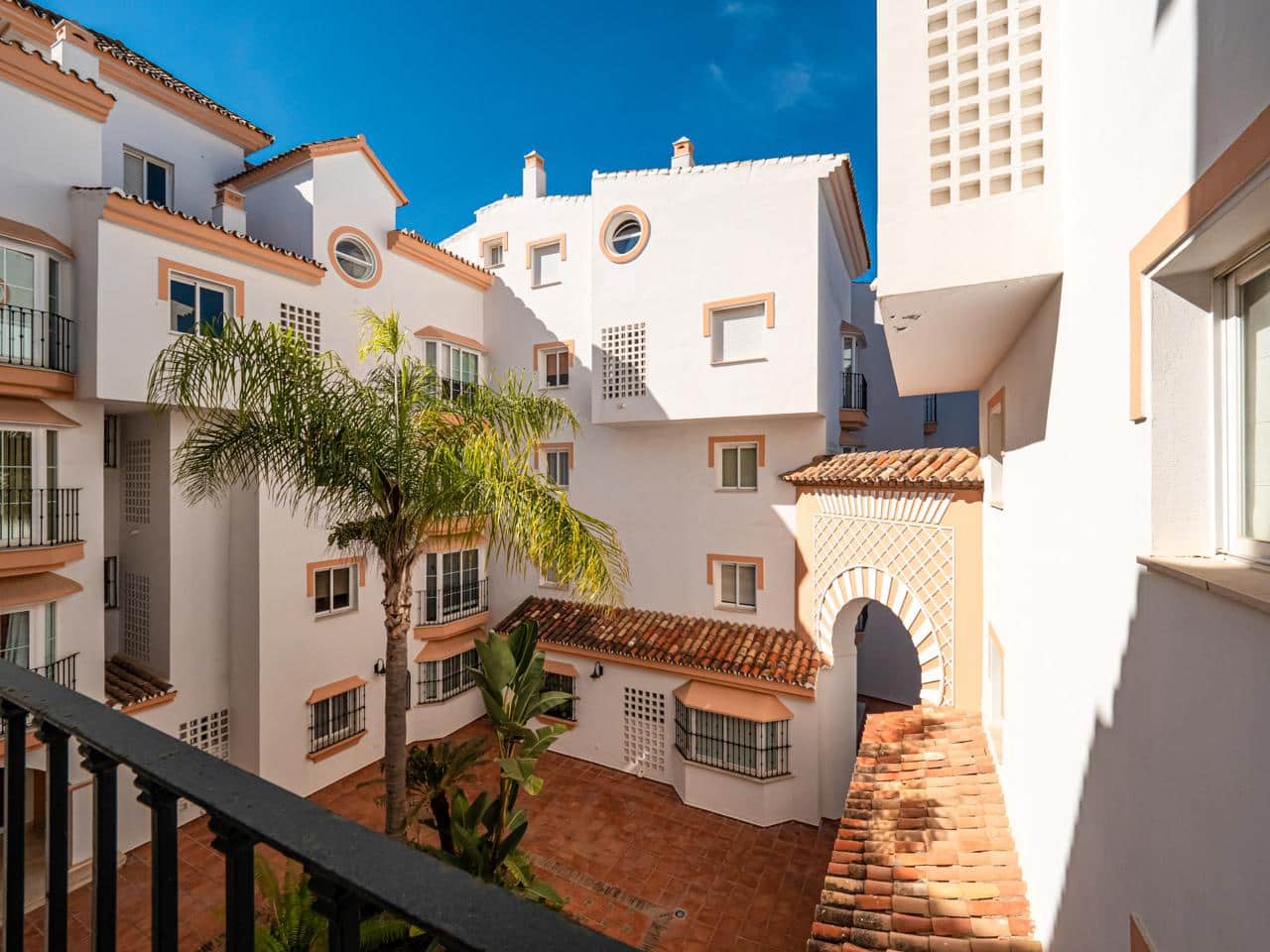 2 soverom Leilighet til salgs i Marbella med svømmebasseng garasje - € 1 575 000 (Ref: 8937911)
