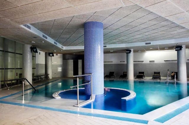 2 chambre Appartement à vendre à Zona de Punta Plata, Estepona avec piscine garage - 630 000 € (Ref: 8949633)