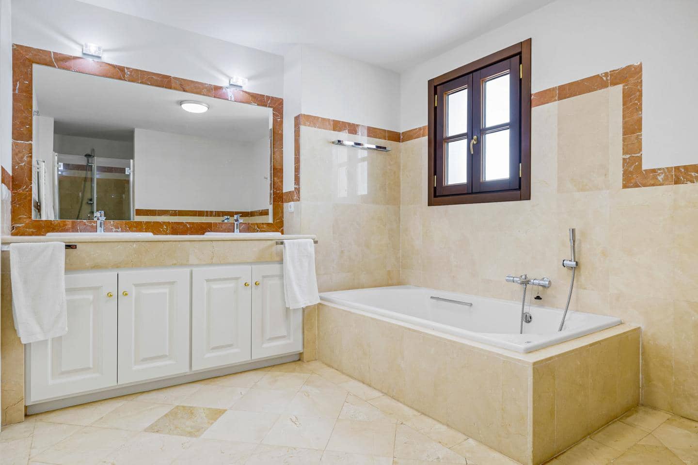 5 bedroom Villa for sale in Benahavis with pool garage - € 1,095,000 (Ref: 8969500)