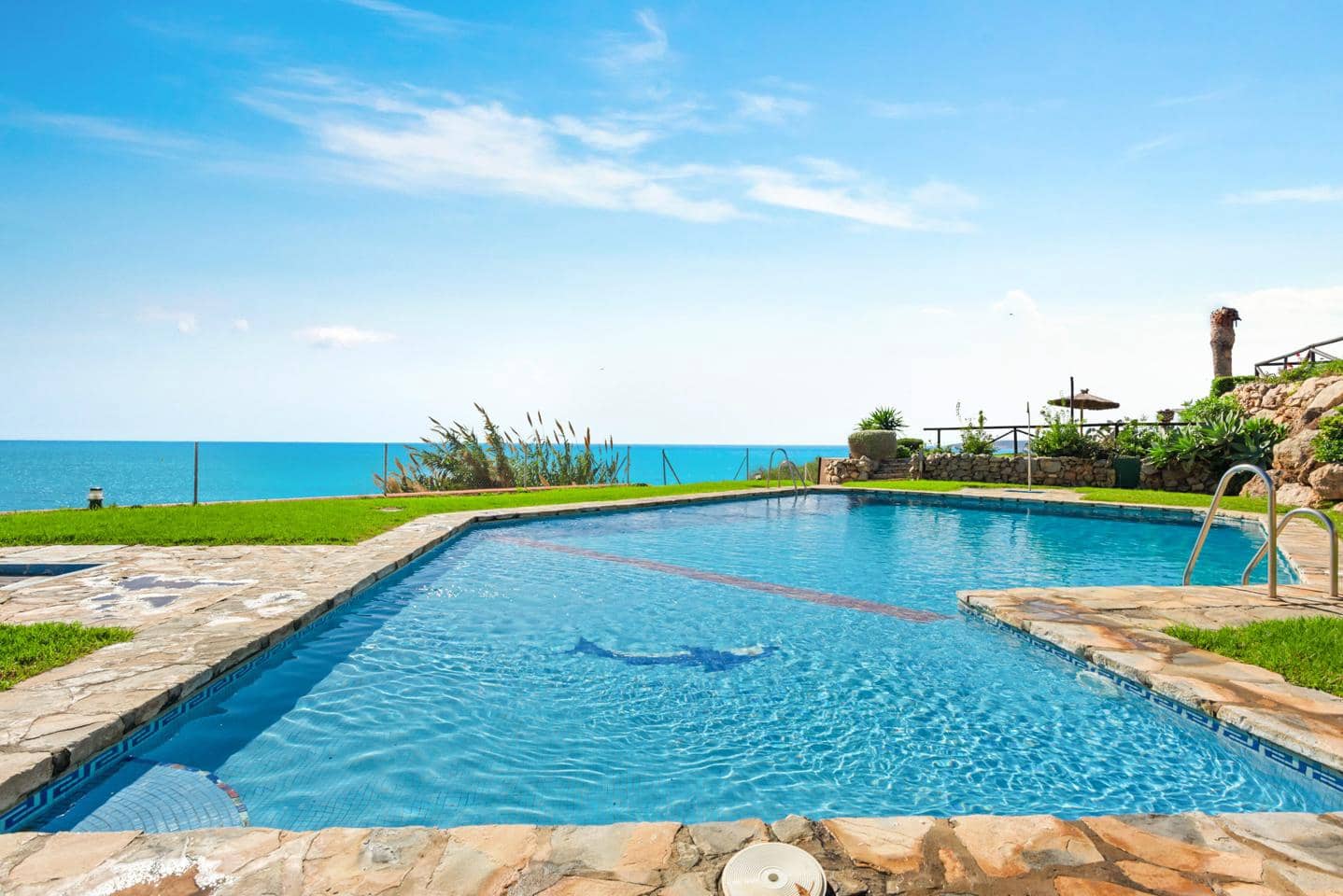 2 bedroom Villa for sale in Estepona with pool garage - € 495,000 (Ref: 9100219)