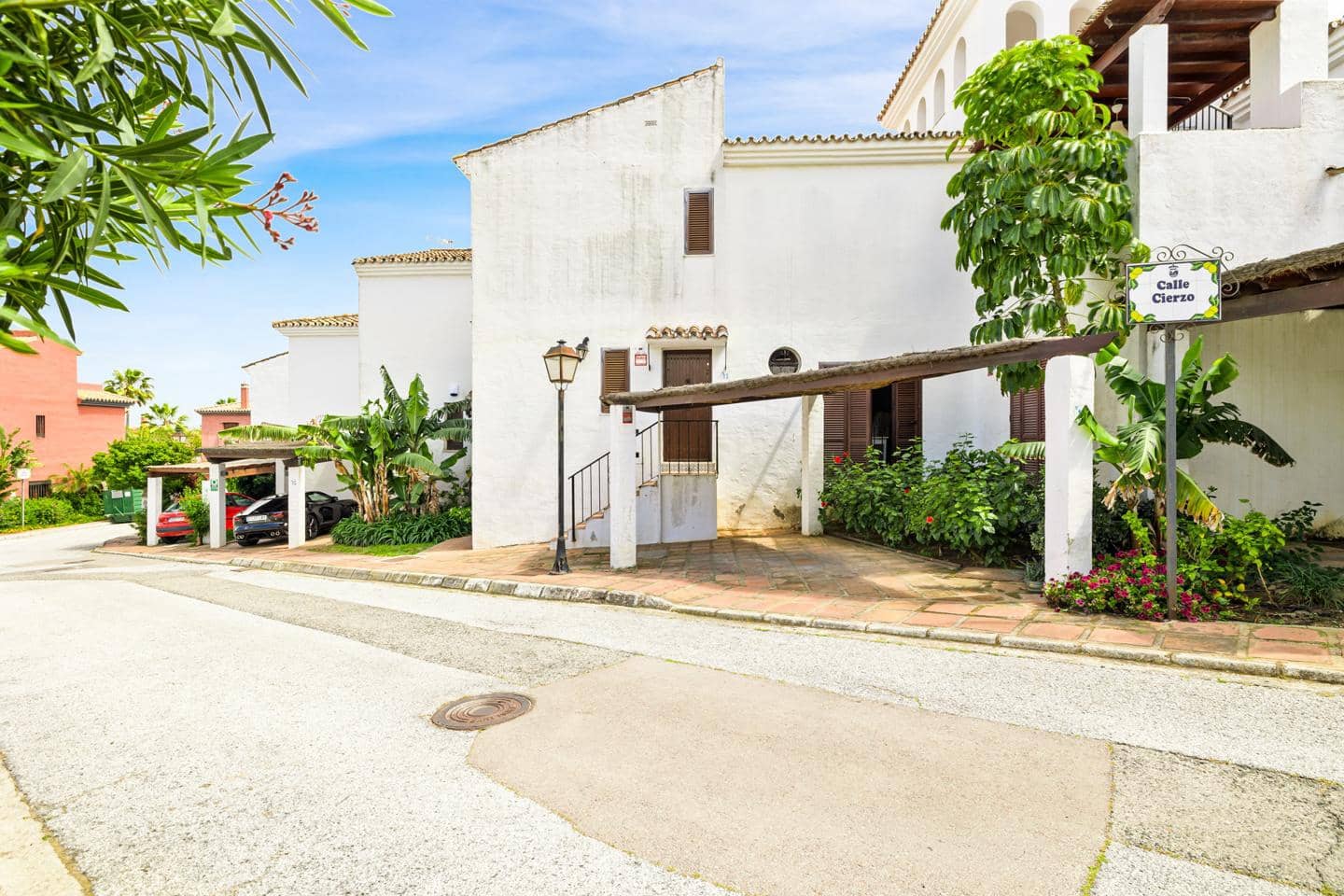 2 bedroom Villa for sale in Estepona with pool garage - € 495,000 (Ref: 9100219)