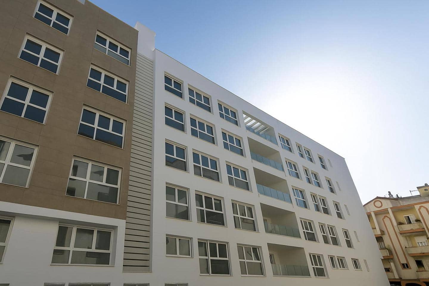 1 chambre Appartement à vendre à Estepona avec piscine garage - 295 000 € (Ref: 9118128)