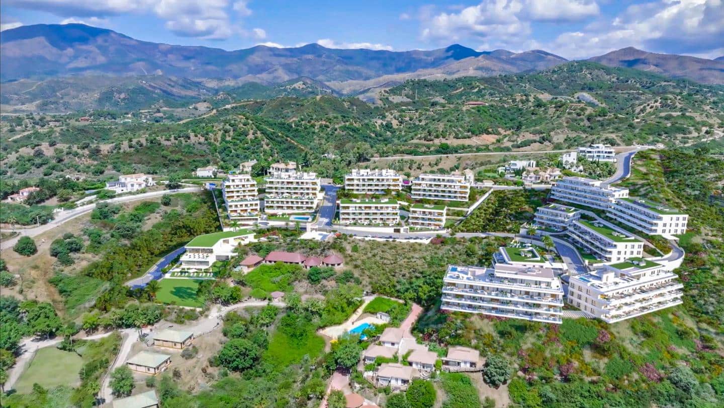 Piso de 2 habitaciones en Estepona en venta con piscina garaje - 686.000 € (Ref: 9415322)