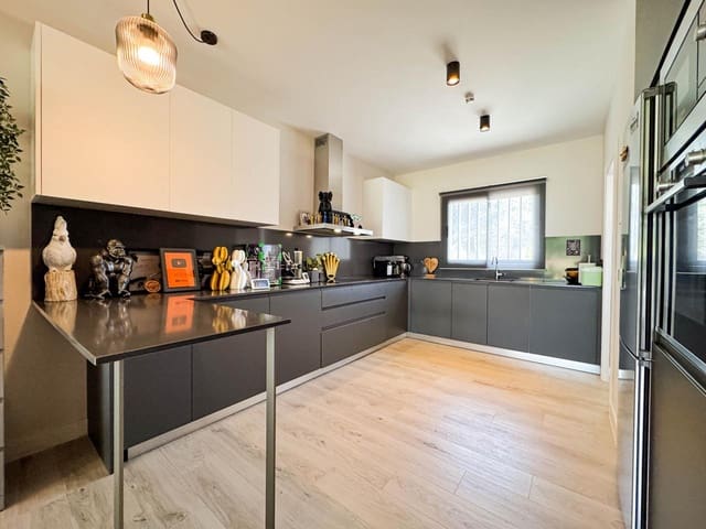 3 makuuhuone Huvila myytävänä paikassa Sotogrande Alto, San Roque mukana uima-altaan 
autotalli - 799 000 € (Ref: 9428229)