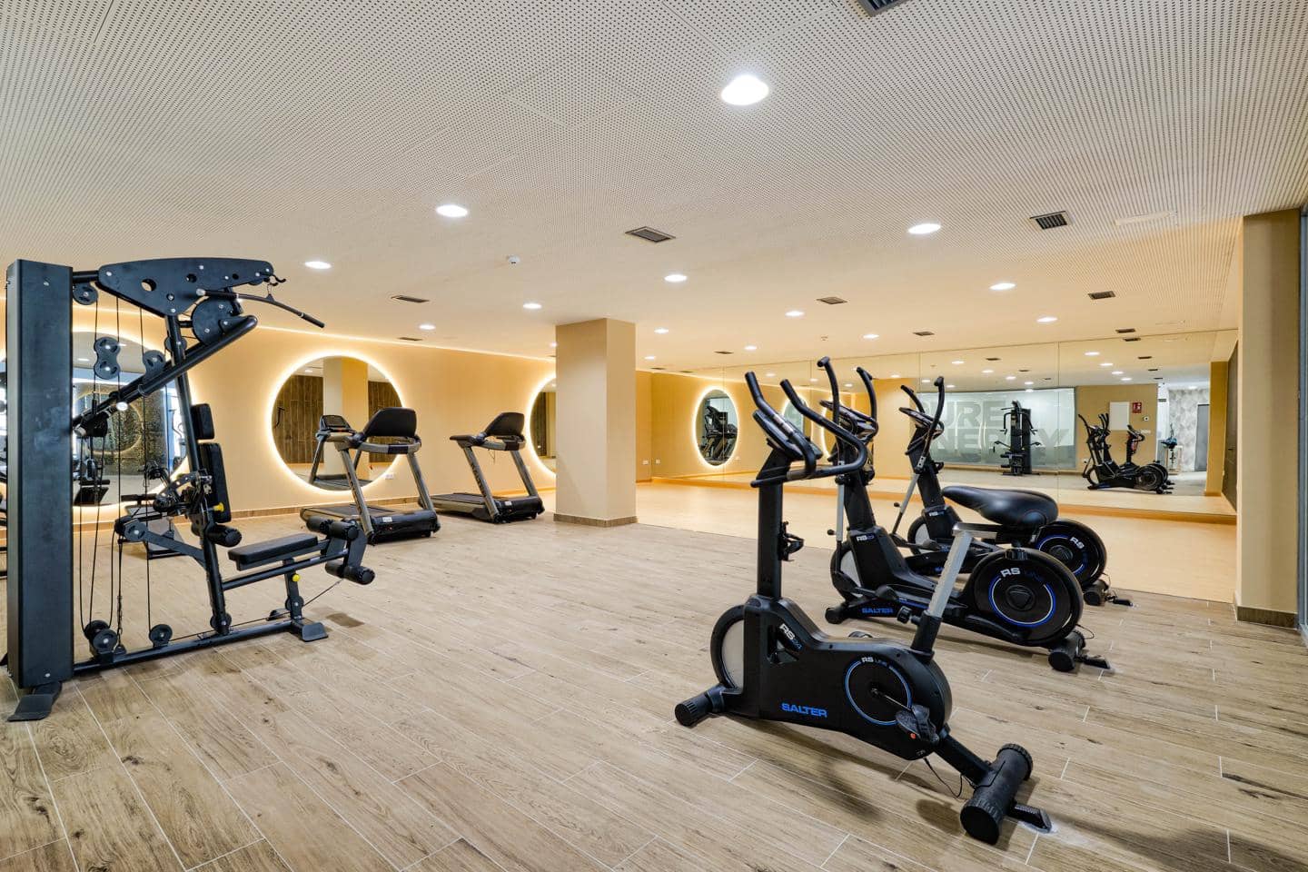 3 makuuhuone Asunto myytävänä paikassa New Golden Mile mukana uima-altaan 
autotalli - 530 000 € (Ref: 9428755)