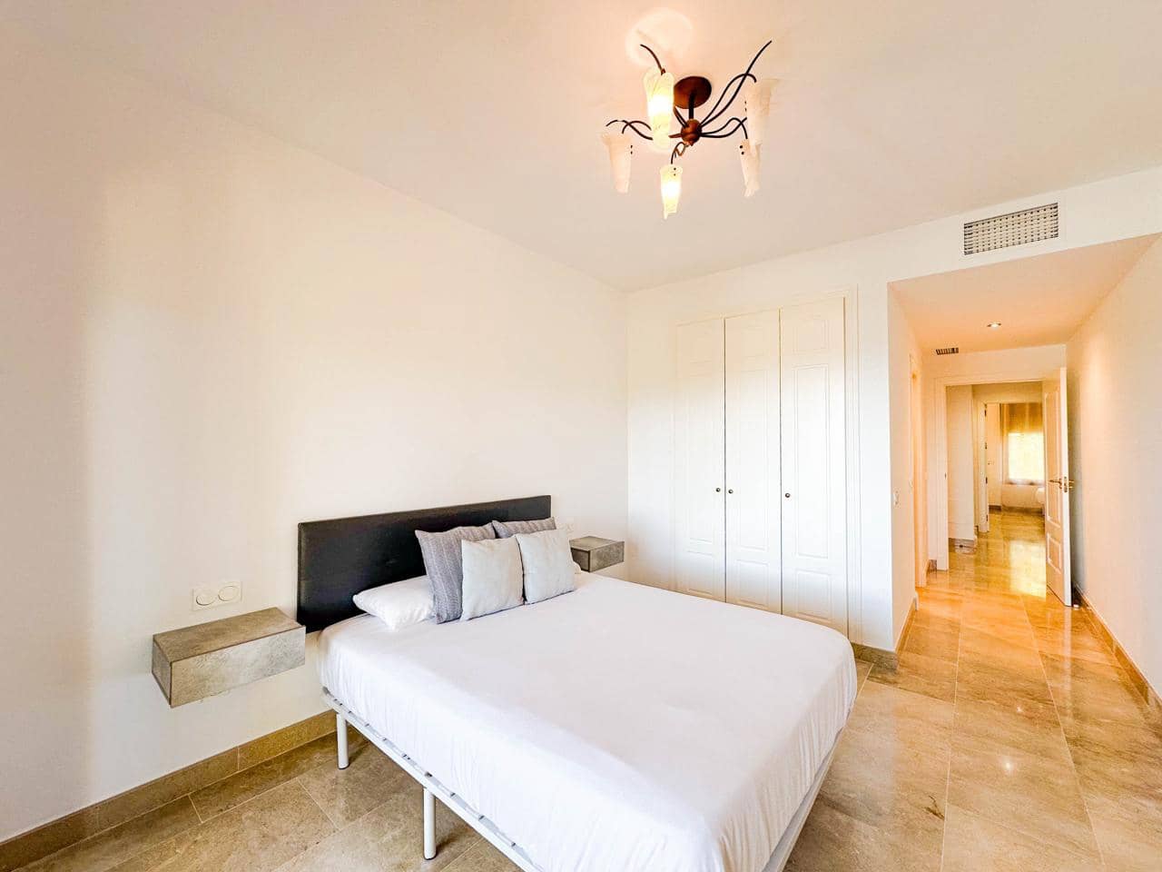 Piso de 2 habitaciones en Manilva en venta con piscina garaje - 334.000 € (Ref: 9432664)