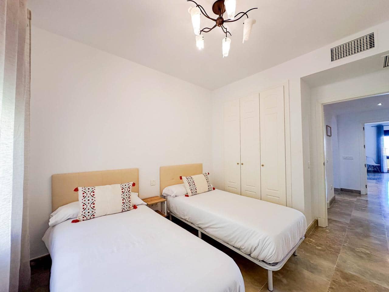 Piso de 2 habitaciones en Manilva en venta con piscina garaje - 334.000 € (Ref: 9432664)