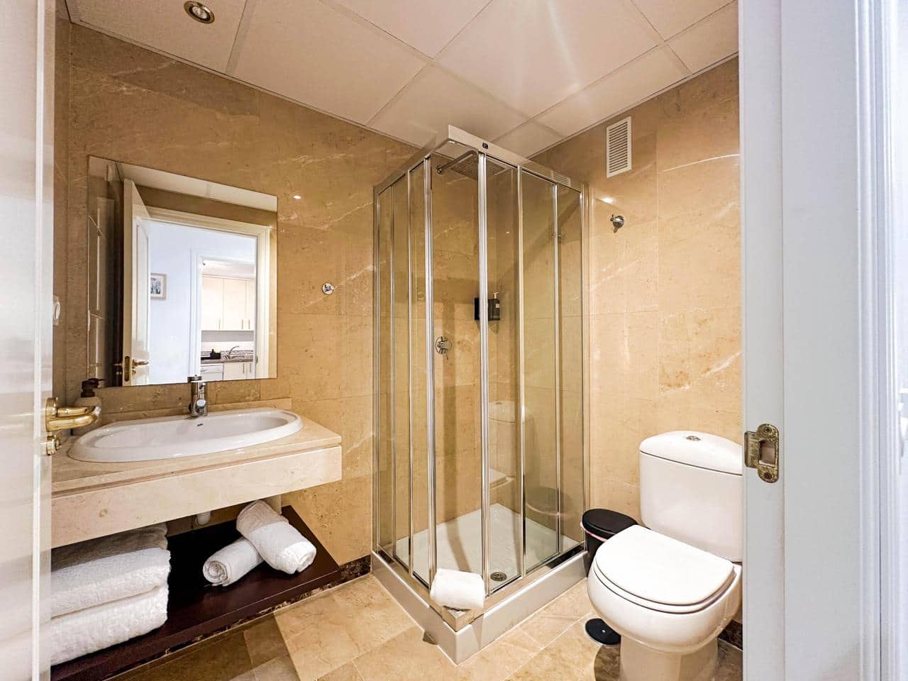 Piso de 2 habitaciones en Manilva en venta con piscina garaje - 334.000 € (Ref: 9432664)