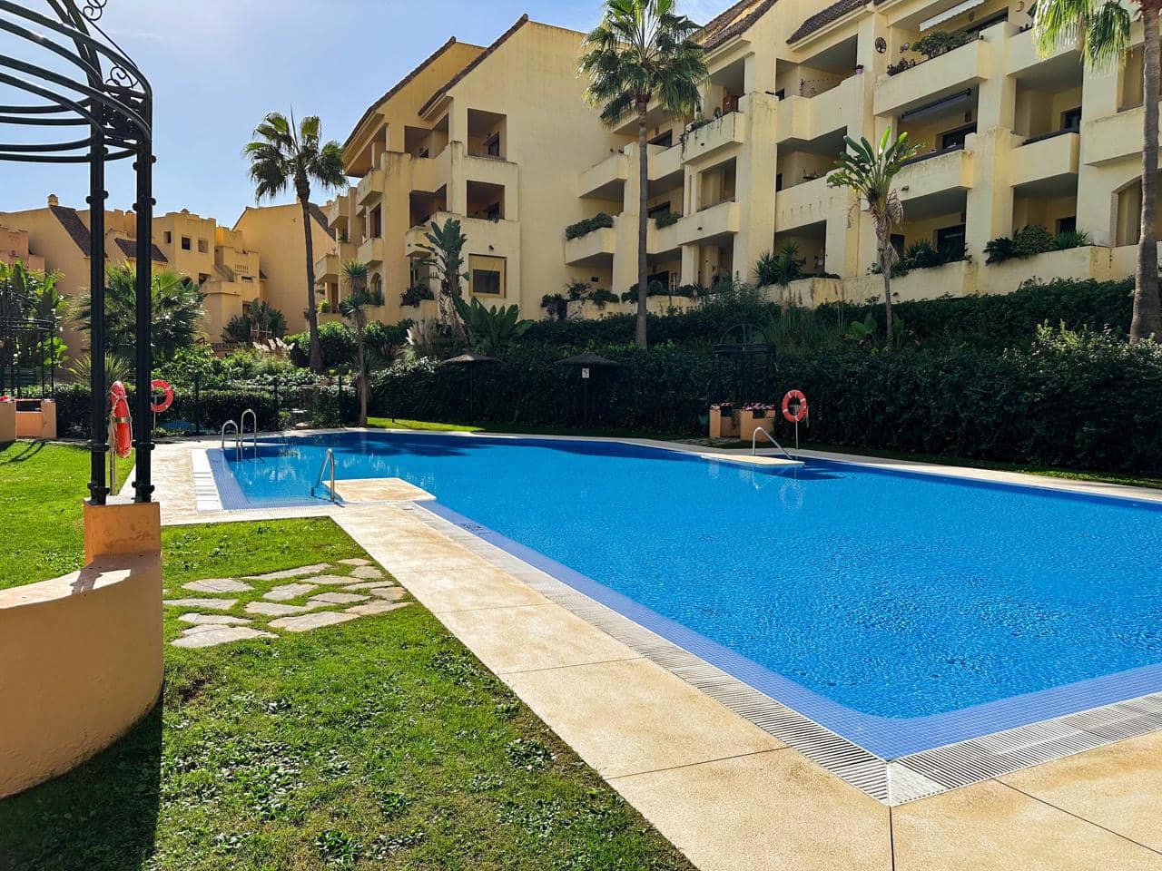 Piso de 2 habitaciones en Manilva en venta con piscina garaje - 334.000 € (Ref: 9432664)