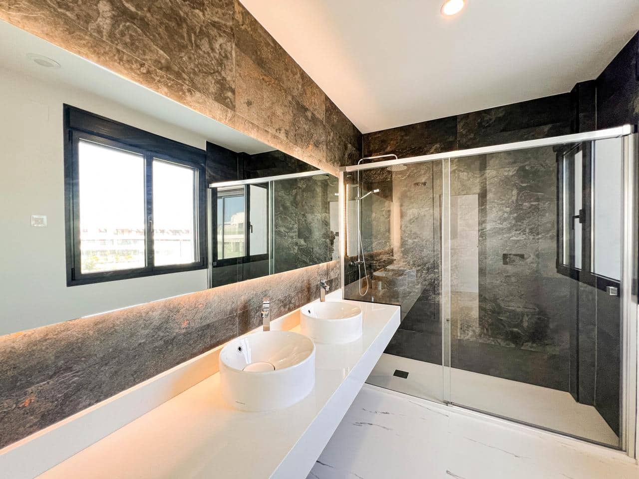 3 sypialnia Mieszkanie na sprzedaż w Casares z basenem garażem - 575 000 € (Ref: 9432667)