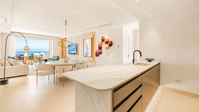 Piso de 3 habitaciones en El Velerín, Estepona en venta con piscina garaje - 2.995.000 € (Ref: 9443979)