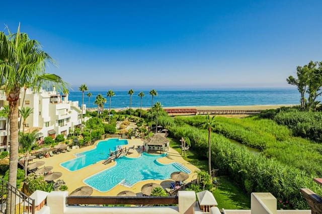 Piso de 3 habitaciones en El Velerín, Estepona en venta con piscina garaje - 2.995.000 € (Ref: 9443979)