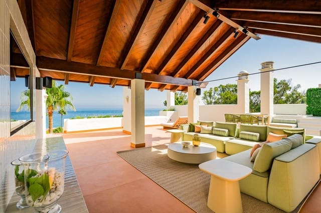 Piso de 3 habitaciones en El Velerín, Estepona en venta con piscina garaje - 2.995.000 € (Ref: 9443979)